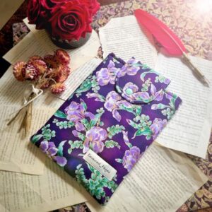 "Romantasy" mini booksleeve with clasp
